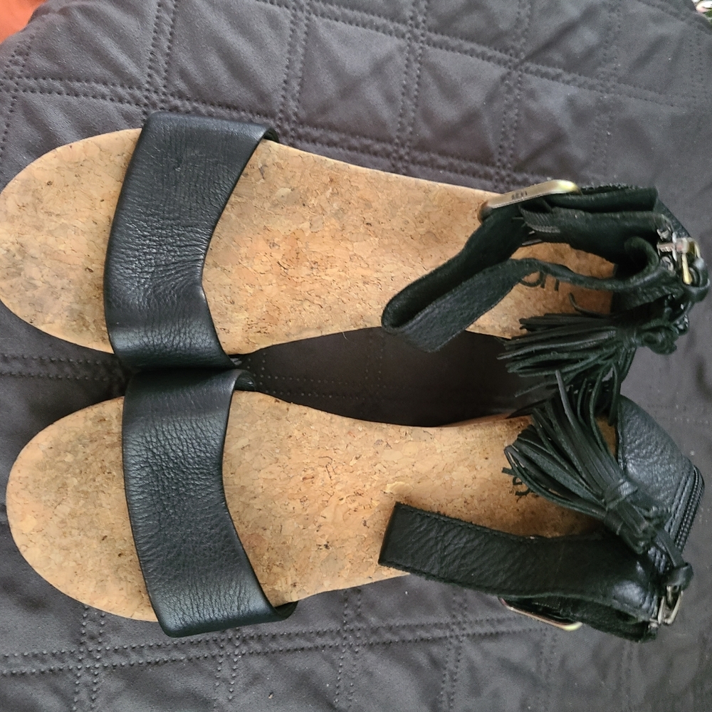 Elegant Black Leather Sandals Ugg